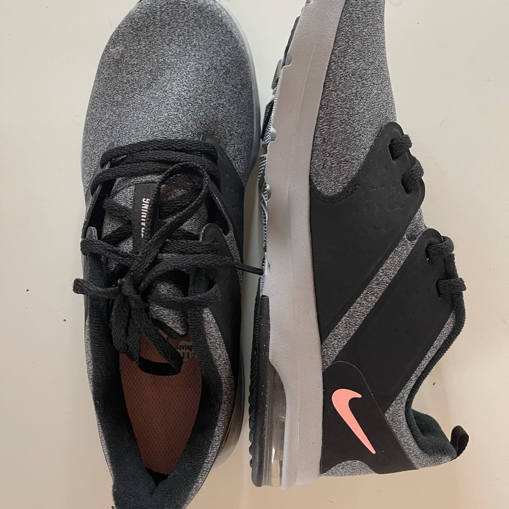Women’s Size 7.5 Nike Shoes New